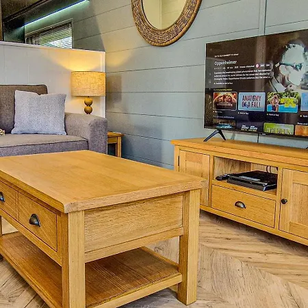 High Oaks Grange - Contemporary Lodges Pickering Room photo