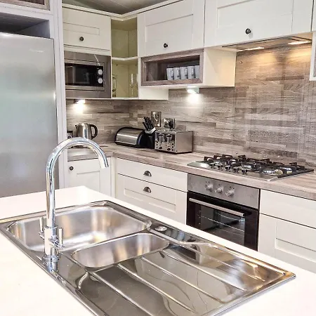 High Oaks Grange - Contemporary Lodges Pickering Room photo