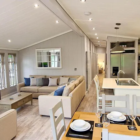 High Oaks Grange - Contemporary Lodges Pickering Room photo